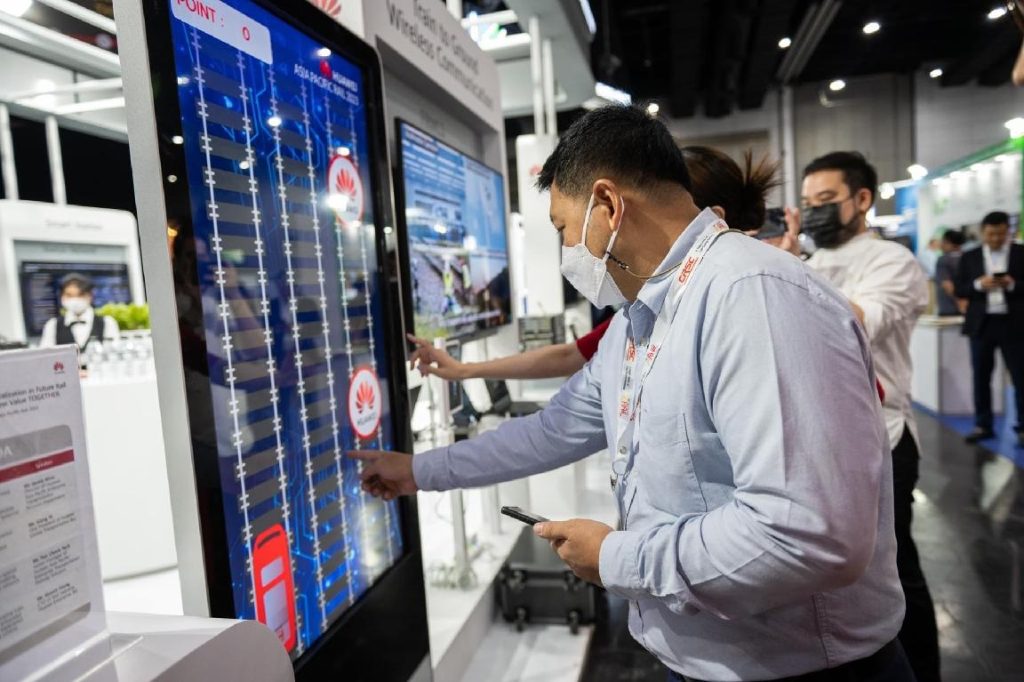 Huawei berkomitmen mendorong aspek keamanan dan efisiensi dalam operasional dan pemeliharaan kereta api dengan memanfaatkan solusi TIK terbarunya.