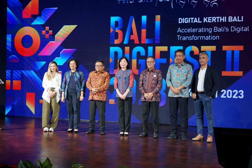 Xendit dan para panelis lain berfoto bersama pada penghujung Bali Digifest.