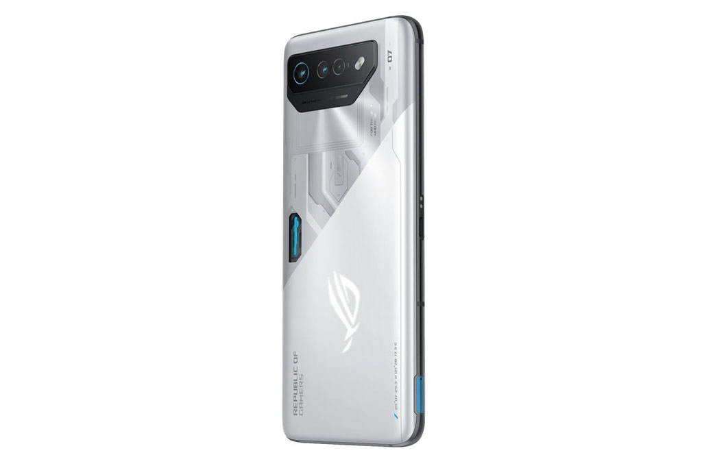Tampak sisi belakang ASUS ROG Phone 7 yang siap mendarat di Indonesia.