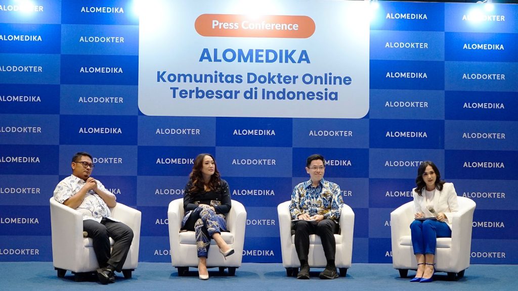 (Dari kiri ke kanan) dr. Ulul Albab, Sp.OG selaku Sekjen IDI, Suci Arumsari selaku Co-Founder & Presiden Direktur ALODOKTER, dr. Andi Marsali selaku Senior Vice President Alomedika Media Business, Selphine Jeanita selaku Master of Ceremony (MC).