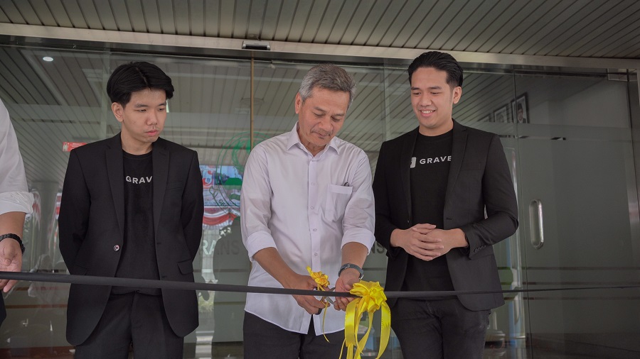 Fredy Yanto (Co-founder dan CPO Gravel), Rachmat Taufik Garsadi (Kepala Dinas Tenaga Kerja dan Transmigrasi Jabar), dan Georgi Ferdwindra Putra (Co-founder dan CEO Gravel).
