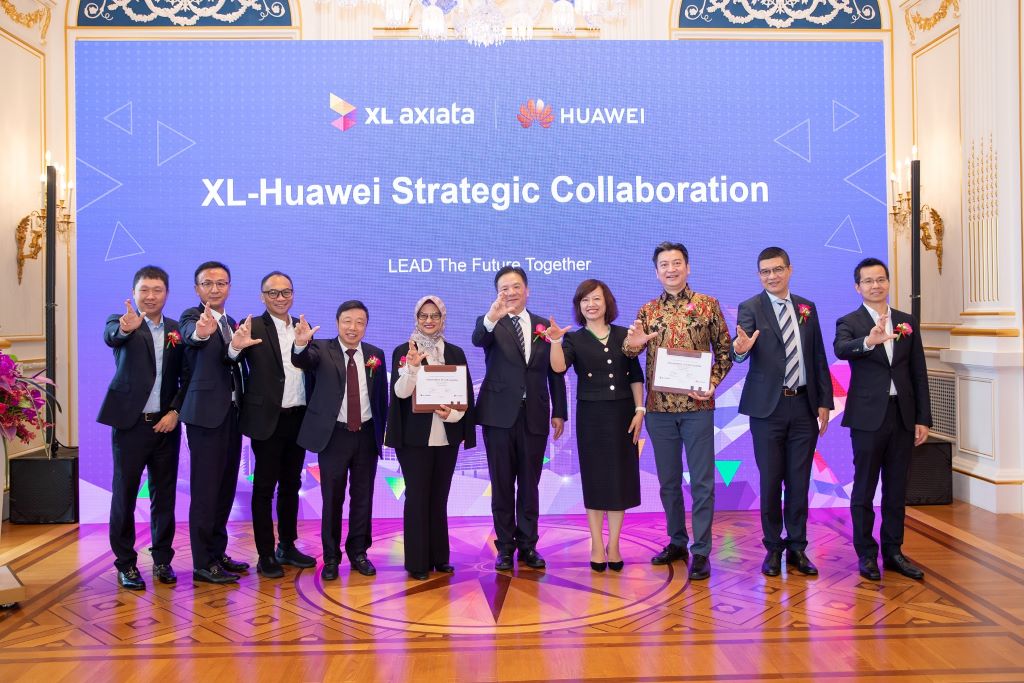 Para pettingi Huawei dan XL Axiata berfoto bersama pada KTT Penyelarasan Strategi di Cina.