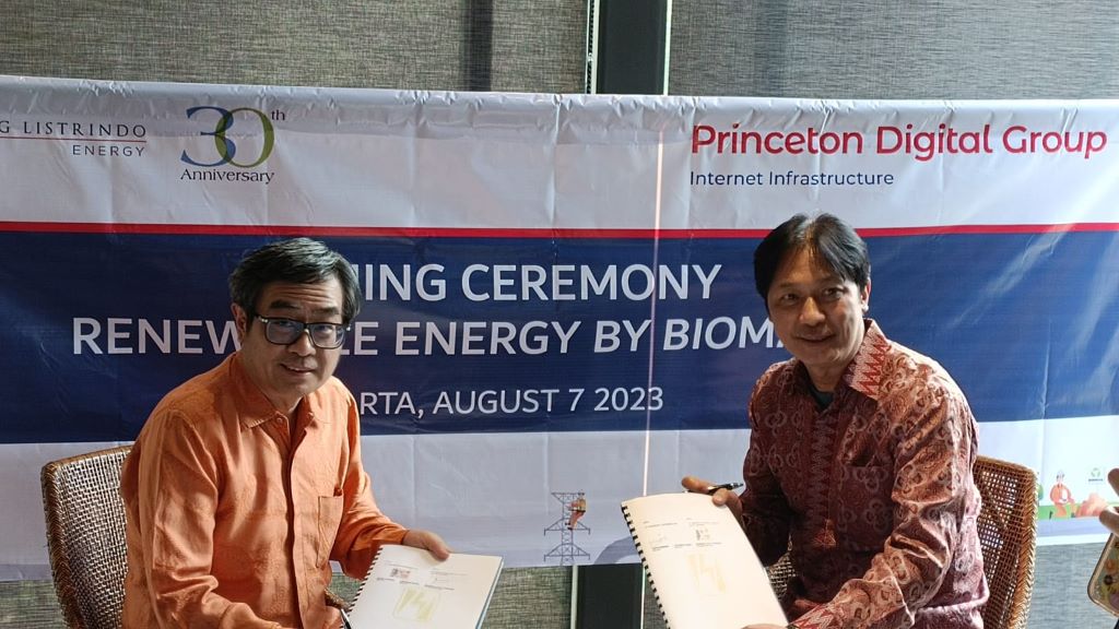 Stephanus Tumbelaka (Managing Director, PDG Indonesia) teken kontrak dengan Matius Sugiaman (Direktur Komersial PT Cikarang Listrindo Tbk).