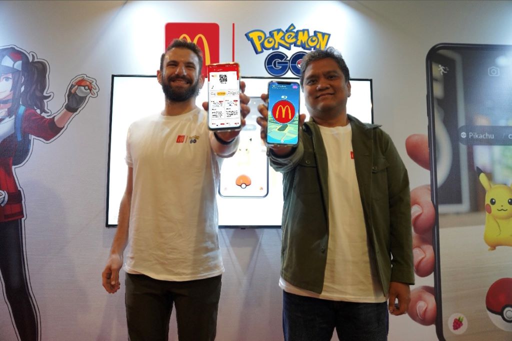 Jacob Kreimer (Head of Emerging Markets dari Niantic, Inc.) dan Thomas Syahreza (Associate Director of Digital McDonald’s Indonesia) menandai kemitraan Pokémon GO dan McDonald's Indonesia.