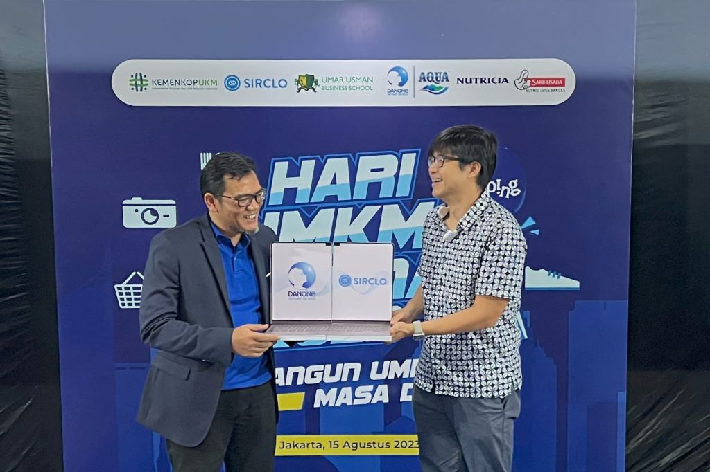 Karyanto Wibowo (Direktur Sustainable Development Danone Indonesia) dan Ferry Tenka (CEO Entrepreneur Solutions SIRCLO) resmikan kerja sama.