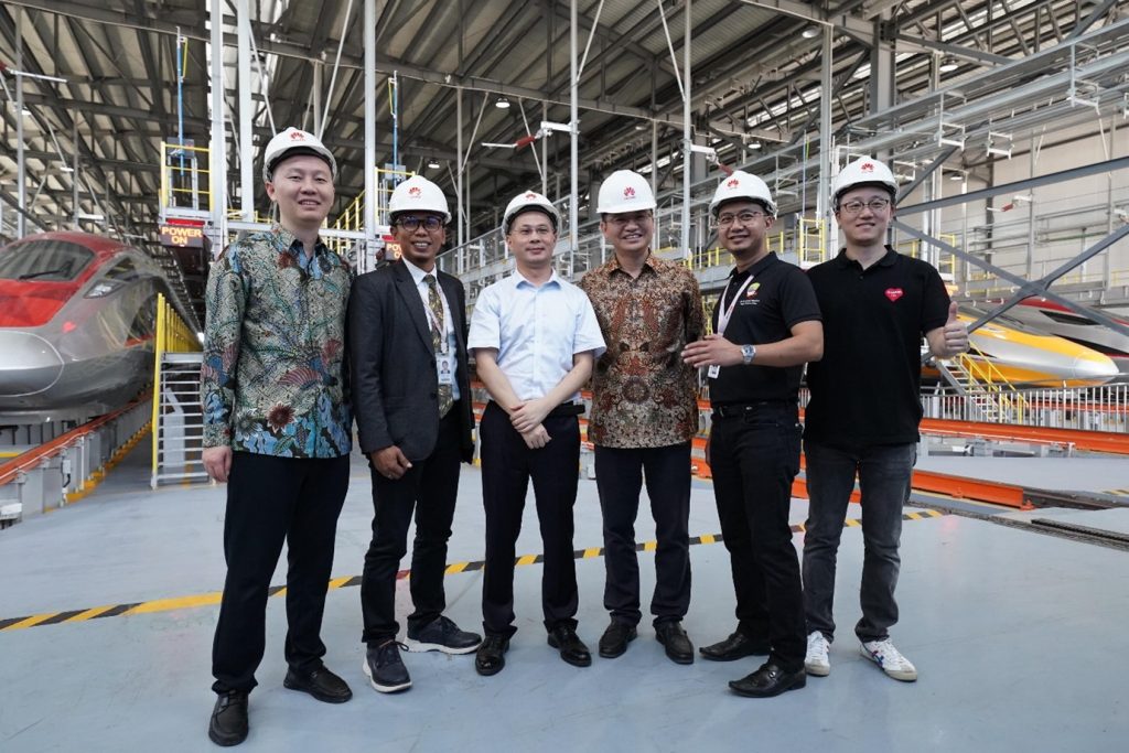 Huawei bekerja sama dengan berbagai operator telekomunikasi di Indonesia untuk meningkatkan jangkauan jaringan sepanjang jalur kereta cepat ini.