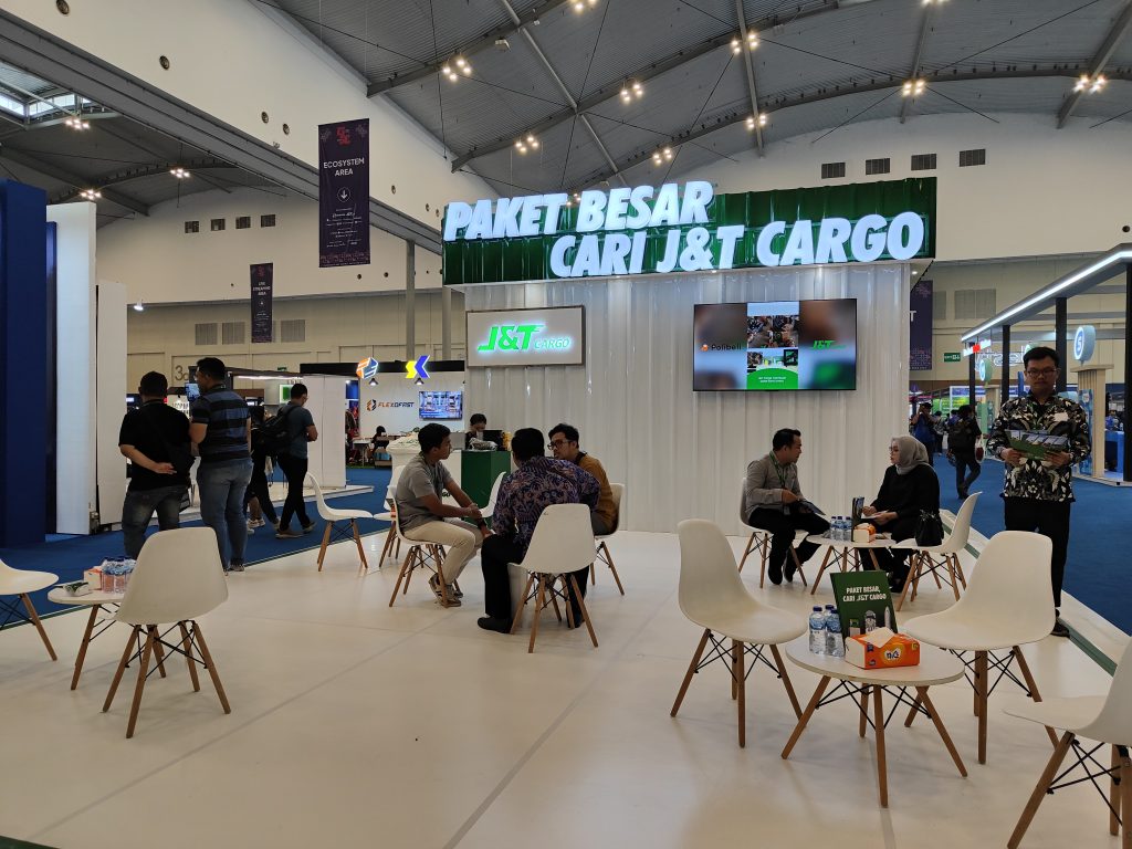 J&T Cargo menawarkan SLA yang tepat waktu, jangkauan yang luas, proses klaim yang mudah, serta informasi pelacakan paket secara aktual dan tepat waktu.