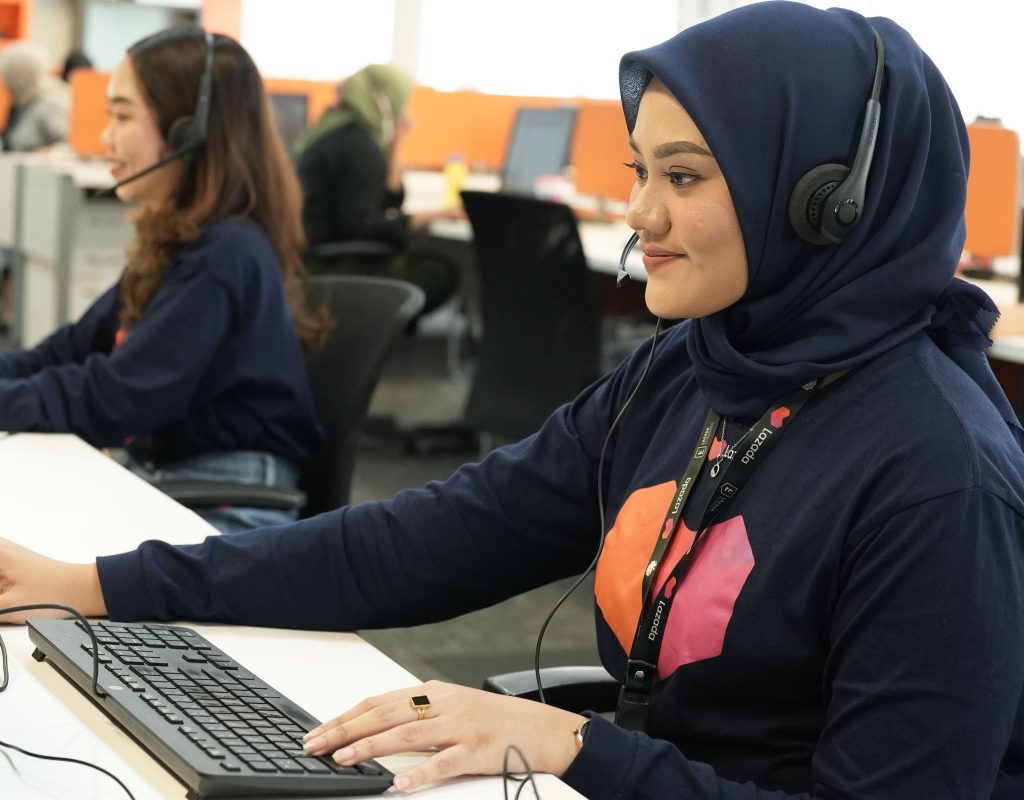 Dukungan Lazada untuk para pelanggan, di antaranya layanan 24 jam Lazada Care, serta fitur live chat berbasis teknologi AI, seperti Customer Lazada Engagement Officer (CLEO), Lazada IM Shop Assistant (LISA), serta LazzieChat.