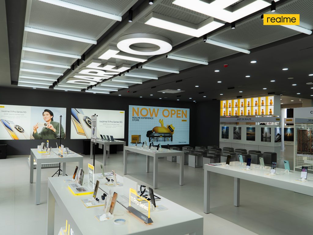 Realme Experience Store PIK 2 memanfaatkan area seluas 300 meter persegi yang didesain secara modern dan berjiwa muda, sesuai dengan karakter konsumen realme yang berjiwa muda dan dinamis.