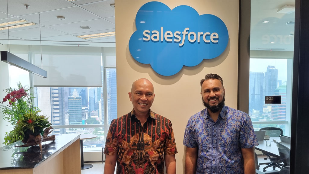 Iman Muhammad (Country Leader, Salesforce Indonesia; kiri) dan Huzefa Bandukwala (Solutions Leader, Indonesia, Malaysia, Philippines, and Vietnam, Salesforce) berfoto bersama di kantor Salesforce Indonesia.