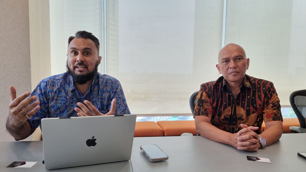 Huzefa Bandukwala (Solutions Leader, Indonesia, Malaysia, Philippines, and Vietnam, Salesforce; kiri) dan Iman Muhammad (Country Leader, Salesforce Indonesia) menjelaskan peningkatan-peningkatan yang dihadirkan pada Salesforce Agentforce 2.0..