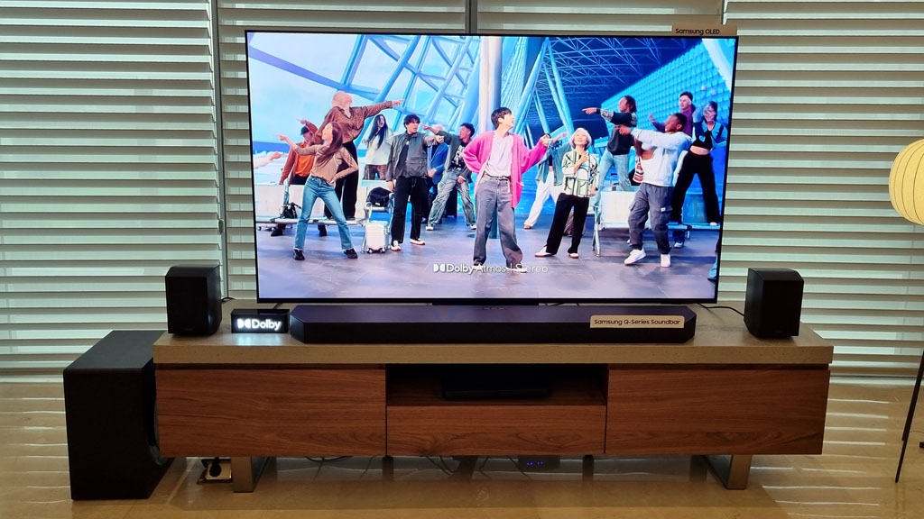 Kombinasi TV dan soundbar Samsung mereproduksi Dolby Atmos dengan mumpuni.