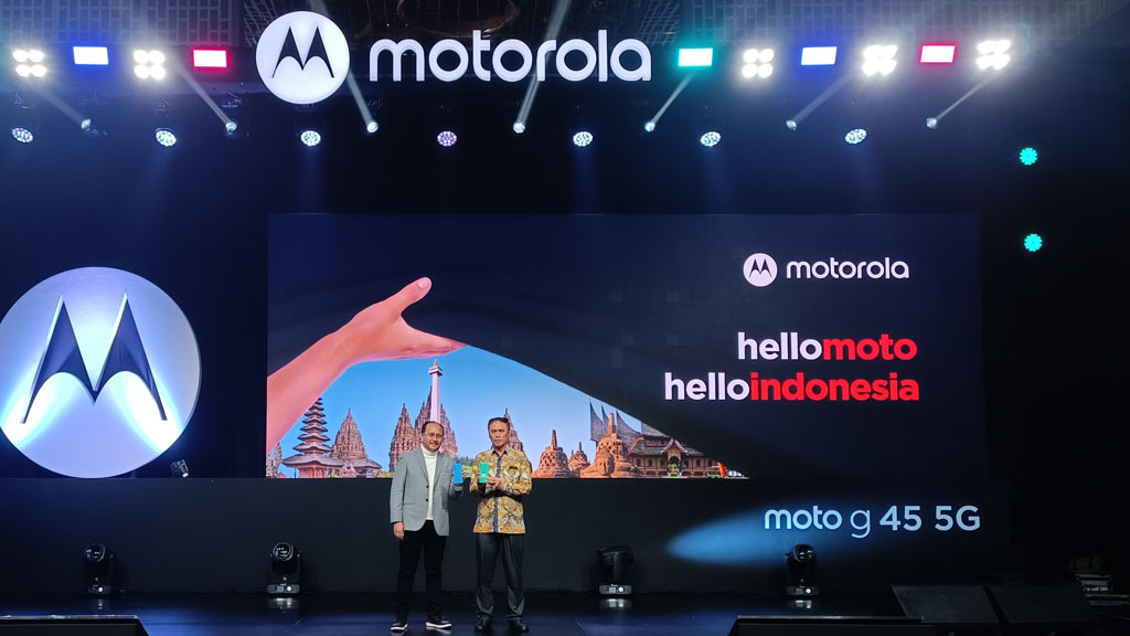 Bagus Prasetyo (Country Head, Motorola Indonesia; kiri) dan Ir. Sopar Halomoan Sirait, M.Si. (Sekretaris Direktorat Jenderal Industri Logam, Mesin, Alat Transportasi, dan Elektronika Kementerian Perindustrian Republik Indonesia) menunjukkan moto g45 5G.