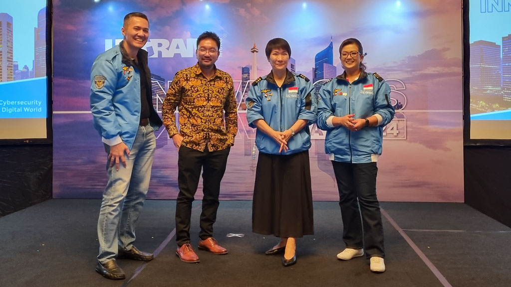 (ki-ka) Hotland Jeffry D. Tambunan (Sales General Manager, Ingram Micro Indonesia), Andre Kusuma (CEO IT Group Indonesia), Mulia Dewi Karnadi (Presiden Direktur, Ingram Micro Indonesia), dan Siska Wulandari (Business Operations Manager, Ingram Micro Indonesia) berfoto bersama usai konferensi pers peluncuran Ingram Micro Xvantage di tanah air.
