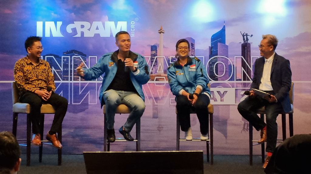 (ki-ka) Andre Kusuma, Hotland Jeffry D. Tambunan, dan Siska Wulandari membahas mengenai tantangan-tantangan yang bisa diatasi Ingram Micro Xvantage saat acara peluncuran Ingram Micro Xvantage di Indonesia.