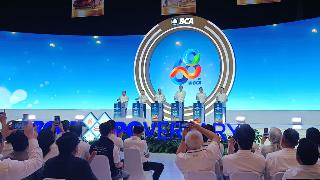 Jahja Setiaatmadja (Presiden Direktur BCA), Petrus Karim (Ketua Panitia BCA Expoversary 2025 dan Direktur BCA Finance), dan sejumlah petinggi BCA lain membuka BCA Expoversary 2025.