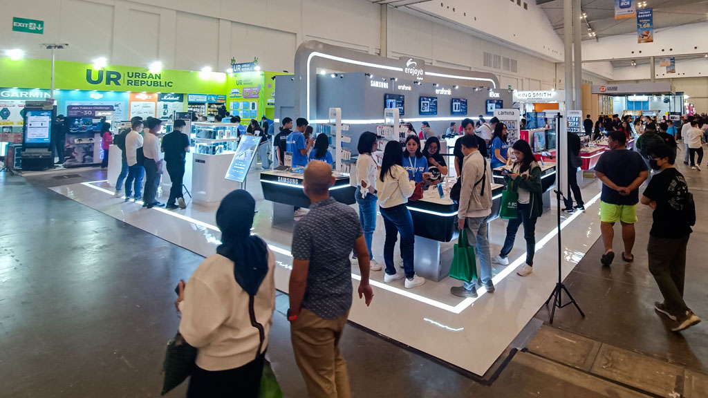 Pada BCA Expoversary 2025 hadir antara lain stan-stan yang menawarkan gadget-gadget elektronik.