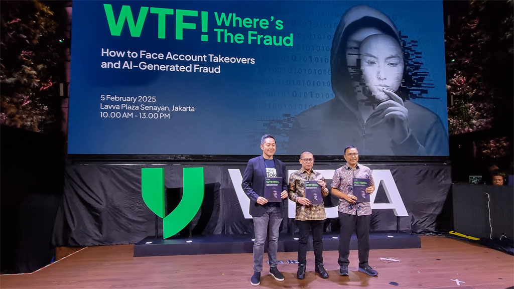 (ki-ka) Niki Luhur (Founder dan Group CEO, VIDA), Arwan Hasibuan (Deputi Direktur Pelayanan Konsumen dan Pemeriksaan Pengaduan Pasar Modal, Keuangan Derivatif, dan Bursa Karbon Otoritas Jasa Keuangan), dan Djamin Edison Nainggolan (Direktur Eksekutif Asosiasi Sistem Pembayaran Indonesia) berfoto bersama pada acara VIDA.