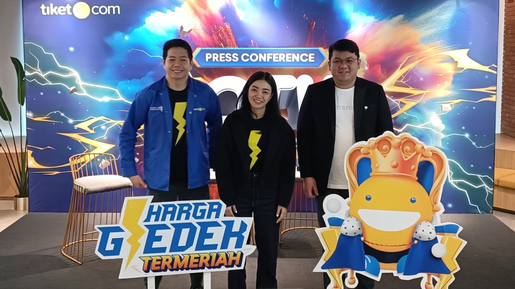(ki-ka) Gaery Undarsa (Co-founder & Chief Marketing Officer, tiket.com), Maria Risa Puspitasari (SVP of Brand Marketing, tiket.com), dan Eric Valega (Travel Hack Specialist PinterPoin) berfoto bersama usai menyampaikan kehadiran OTW (Online Tiket Week) tiket.com terbaru dengan Harga Gledek dan dua Jam Gledeknya.