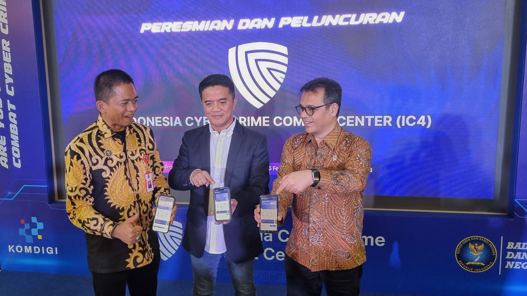 (ki-ka) Sulistyo (Deputi Bidang Keamanan Siber dan Sandi Pemerintahan dan Pembangunan Manusia Badan Siber dan Sandi Negara), Ruby Alamsyah (CEO dan Founder DFI dan IC4), dan Nezar Patria (Wakil Menteri Komunikasi dan Digital Republik Indonesia) berfoto bersama sembari menunjukkan aplikasi IC4 di smartphone saat peluncuran IC4.