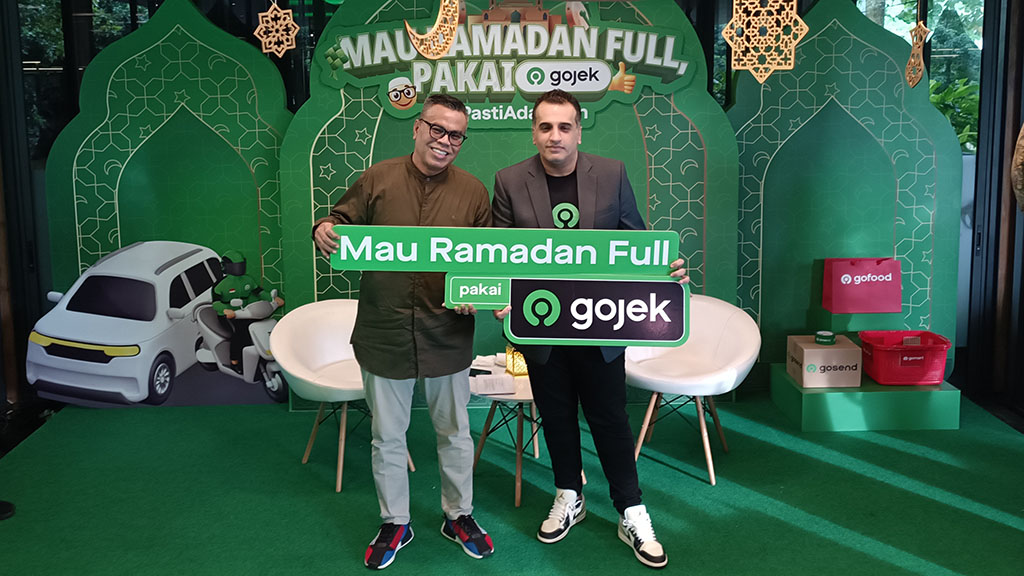(ki-ka) Abdel Achrian (komedian dan pelanggan setia Gojek) dan Bharat Buxani (Head of Marketing Gojek) usai menjelaskan kampanye "Mau Ramadan Full, Pakai Gojek".