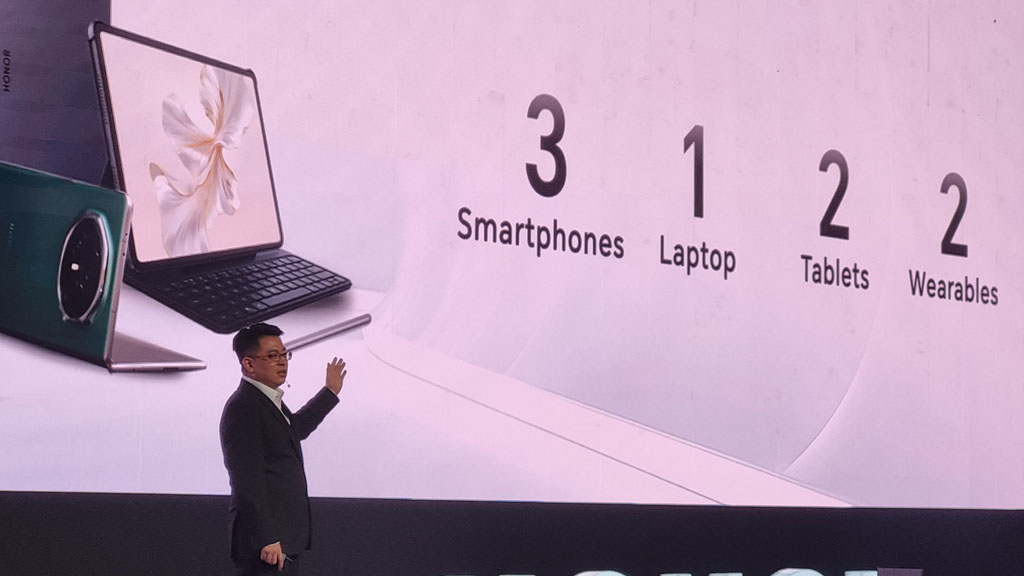 Pada peluncuran awal kembalinya ke Indonesia, HONOR meluncurkan 8 produk, terdiri dari 3 smartphone, 1 laptop, 2 komputer tablet, dan 2 wearable.
