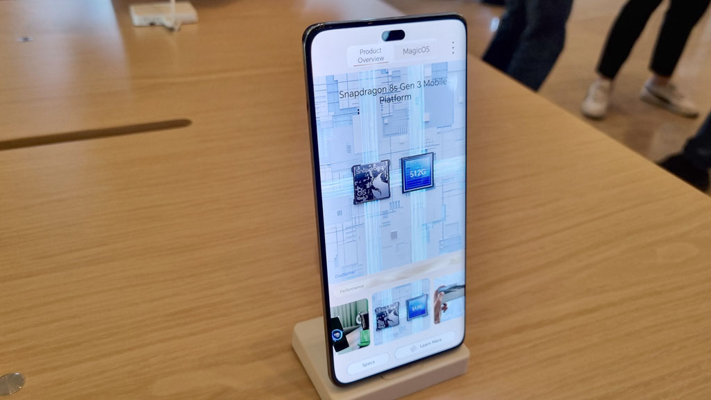 Tampak depan HONOR 200 Pro.