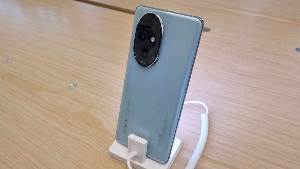 Tampak belakang HONOR 200 Pro.