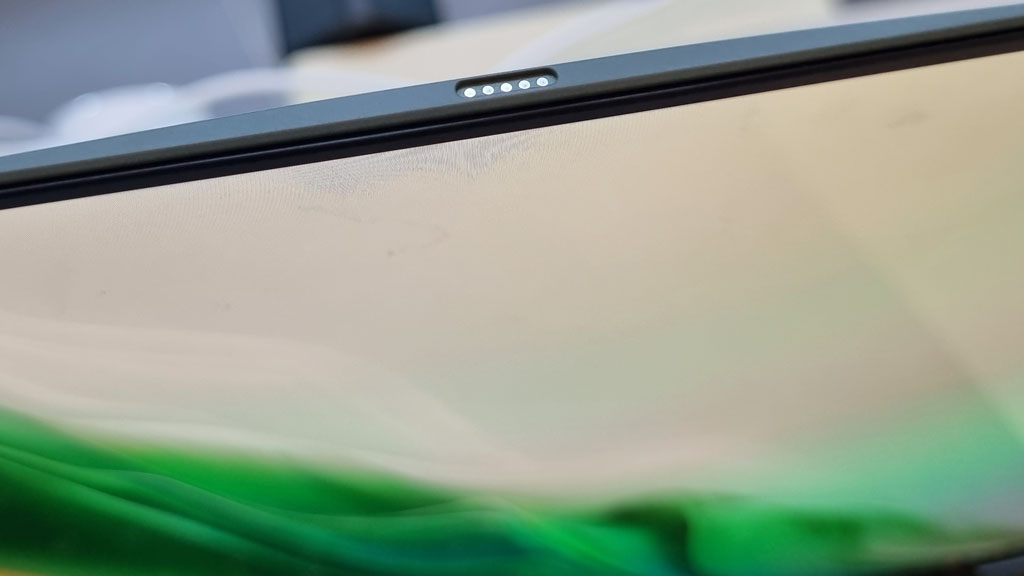 Tempat memasangkan webcam pada HONOR MagicBook Art 14, terletak pada sisi luar bezel atas layar.