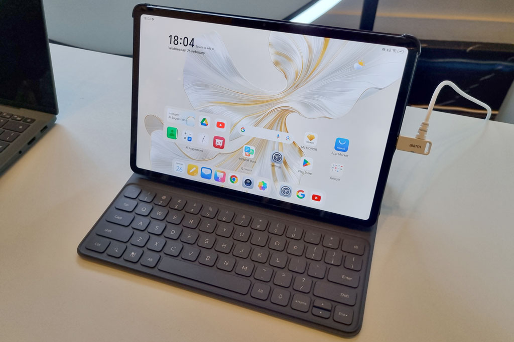 HONOR Pad 9. Keyboard Bluetooth yang terpasang merupakan hadiah pembelian.