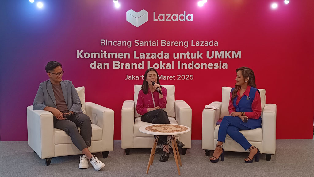 Amelia Tediarjo (Head of Operations Lazada Indonesia; tengah) dan Reinaldo Harjanto (Chief Logistics Officer Lazada Indonesia; kiri) menegaskan komitmen Lazada mendukung pertumbuhan para UMKM dan merek lokal Indonesia.