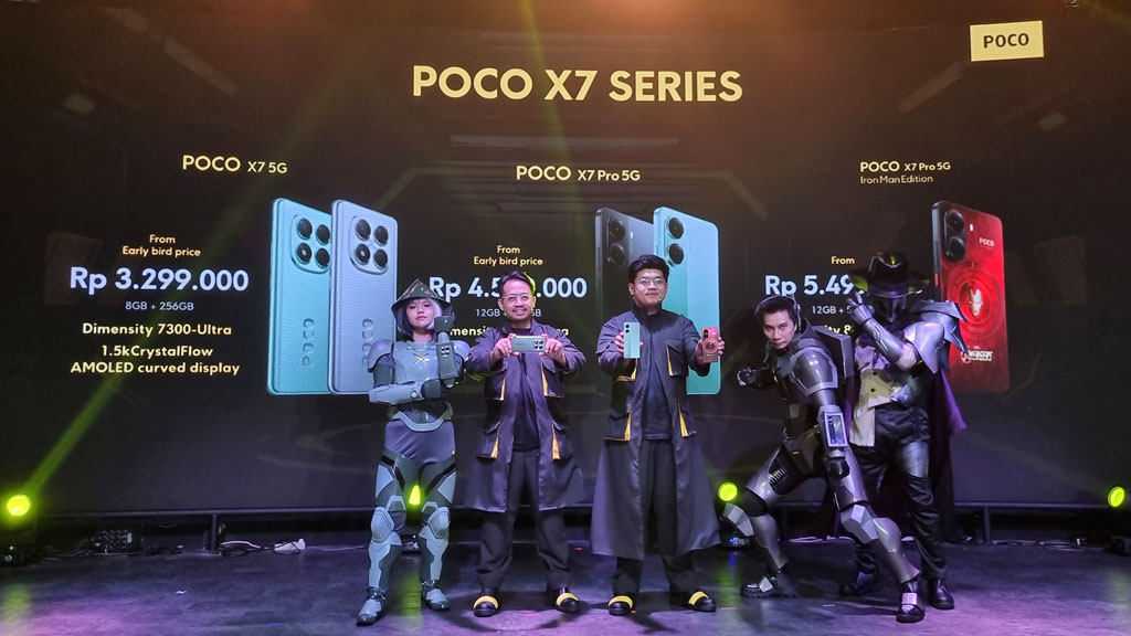 Abee Hakiim (Product PR Manager POCO Indonesia; kedua dari kiri) dan Jeksen (Product Marketing Manager POCO Indonesia; ketiga dari kiri) menunjukkan sejumlah POCO seri X7 saat peluncuran lini smartphone ini di Indonesia.