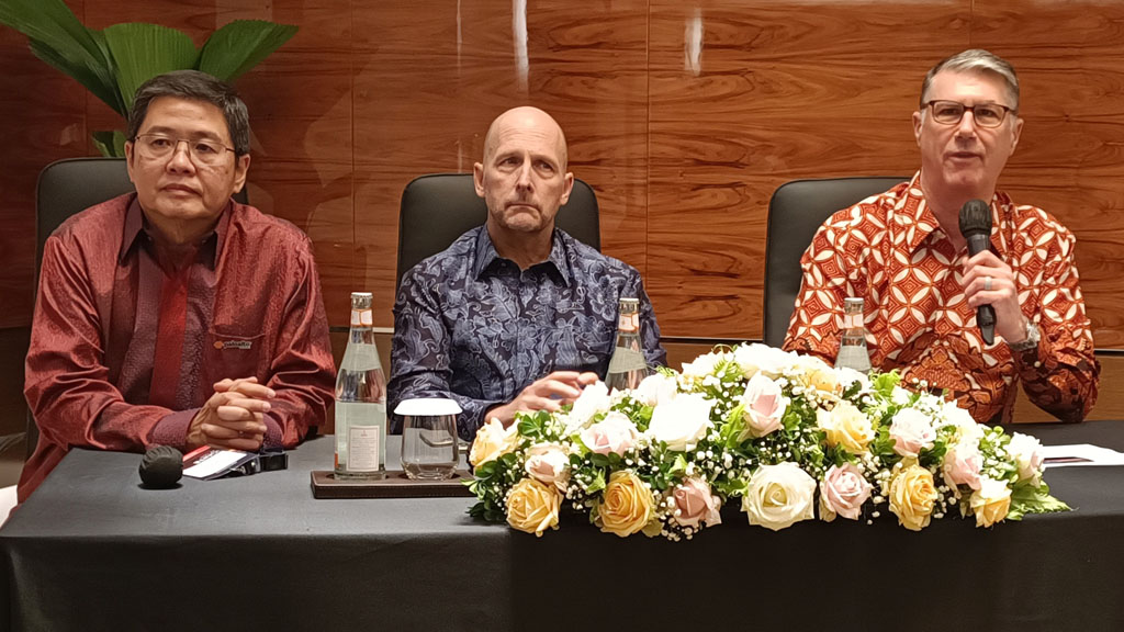(ki-ka) Adi Rusli (Country Manager, Indonesia, Palo Alto Networks), Simon Green (President, Asia Pacific and Japan, Palo Alto Networks), dan BJ Jenkins (President, Palo Alto Networks) menjelaskan dampak era AI pada cyber security dan bagaimana Precision AI dari Palo Alto Networks bisa membantu mengatasinya.