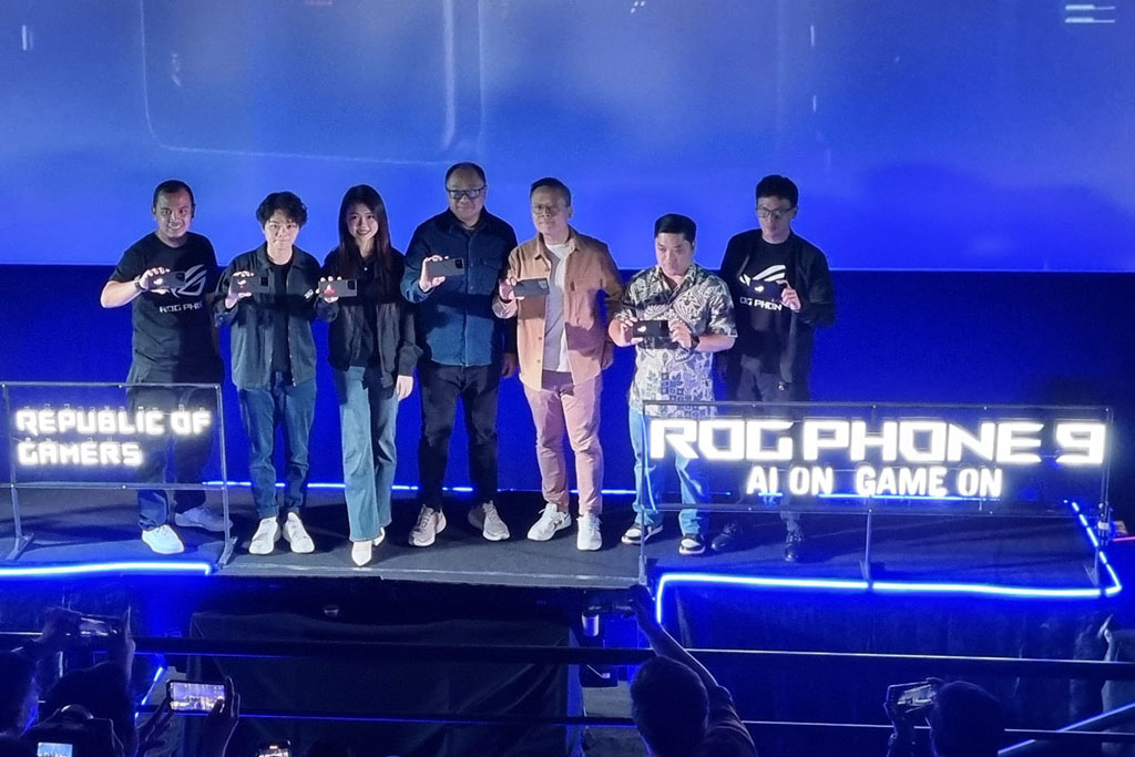 Phyllis Wong (Business Development Manager, ASUS Indonesia, Philippines, and Hong Kong; kedua dari kiri), Jessica Huang (Country Product Manager, ASUS Technology; ketiga dari kir), dan para stakeholder lain berfoto bersama saat acara peluncuran ROG Phone Seri 9 di Indonesia.