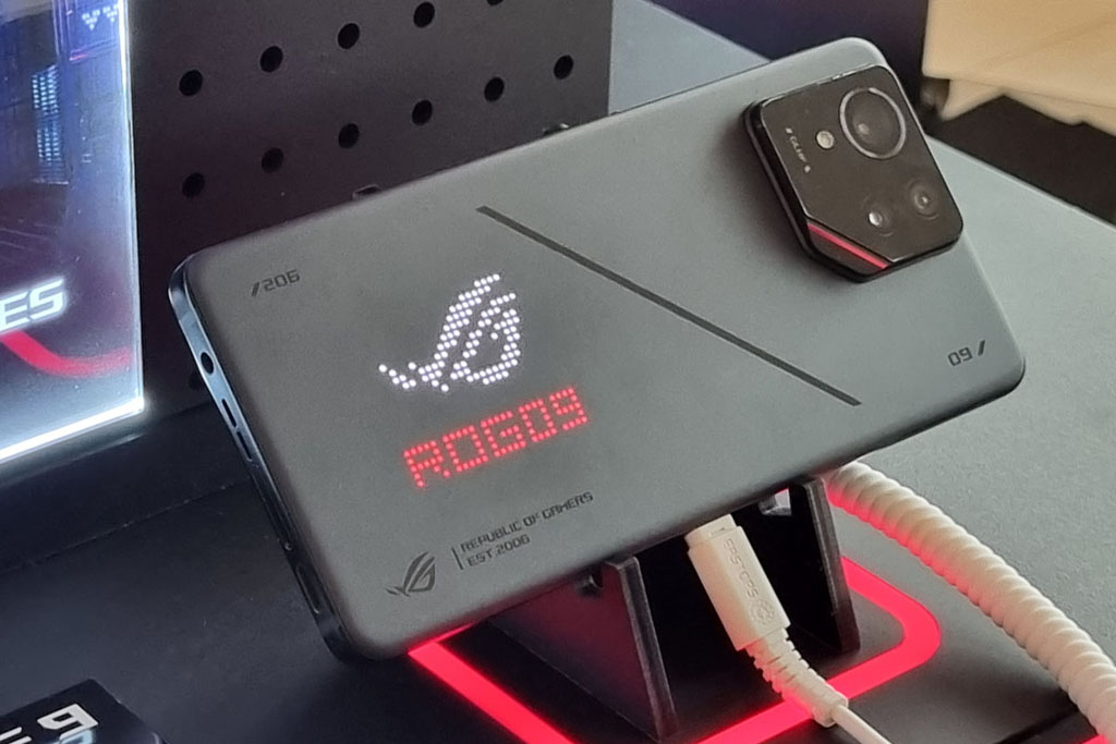 Pada ROG Phone 9 seri Pro, fitur AniMe Vision telah ditingkatkan dengan 648 LED mini. Terlihat juga susunan kamera belakang smartphone seri ini.