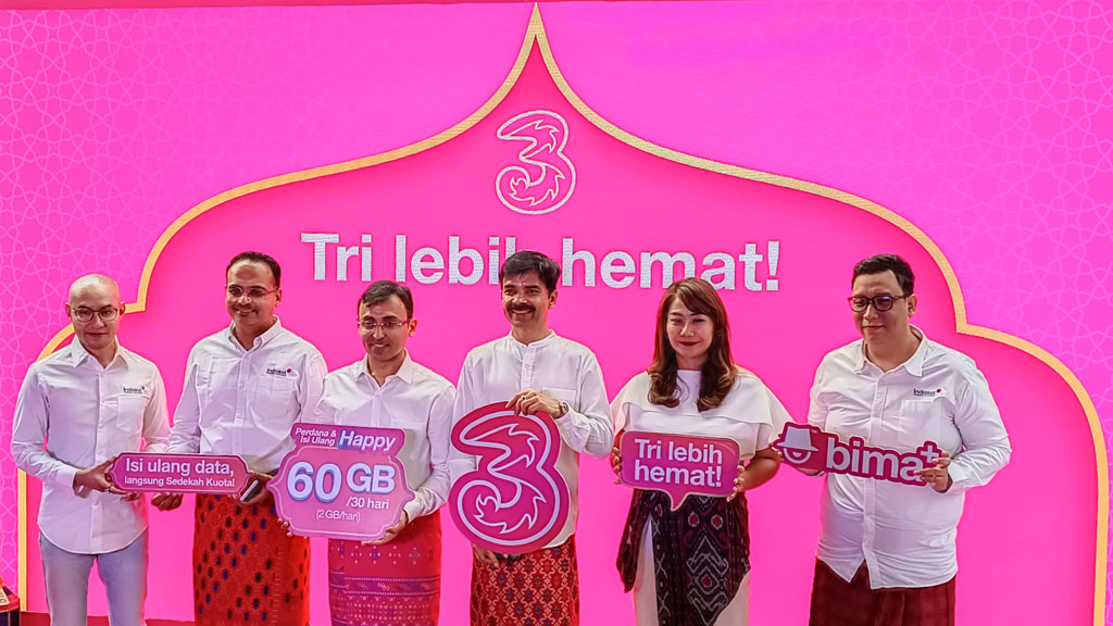Ritesh Kumar Singh (Director & Chief Commercial Officer Indosat Ooredoo Hutchison; keempat dari kiri) dan Vivek Mehendiratta (Chief Marketing Officer Indosat Ooredoo Hutchison; ketiga dari kiri) berfoto bersama para petinggi lain saat mengungkapkan kehadiran program #MudahnyaKebaikan dengan Sedekah Kuota dari Tri.