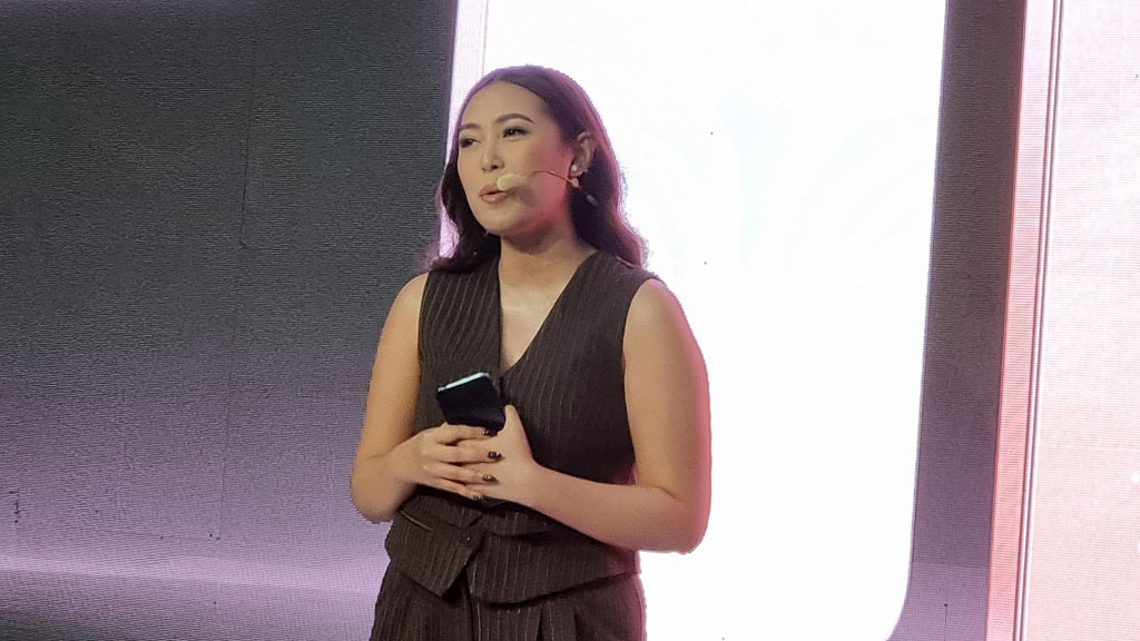 Alexa Tiara (Public Relations Manager vivo Indonesia) memaparkan perjalanan lini smartphone vivo seri Y di Indonesia.