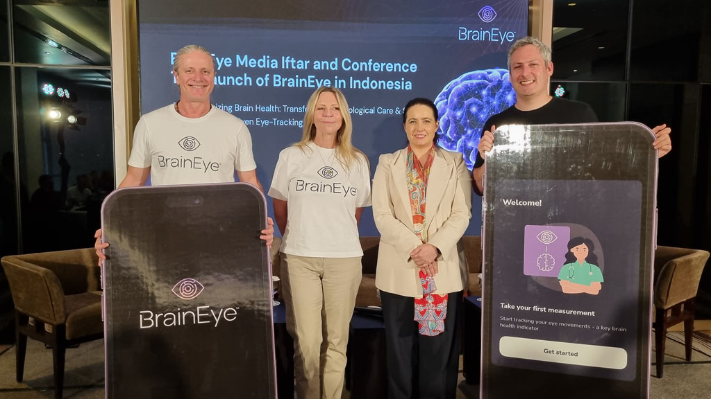 BrainEye mengumumkan kehadiran aplikasi BrainEye di tanah air. (ki-ka) Emmanuel Petit (Pemenang Piala Dunia FIFA dan Brand Ambassador BrainEye), Associate Professor Joanne Fielding (Chief Scientific Officer BrainEye), Lauren Adams (Australia’s Trade and Investment Commissioner), dan Steven Barrett (Chief Operating Officer BrainEye) berfoto bersama usai menyampaikan kehadiran aplikasi ini.