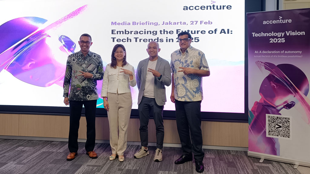 (ki-ka) Johannes Kolibonso (Managing Director, Cloud Lead, Accenture Indonesia), Retno Kusumawati (Managing Director, Technology Lead, Accenture Indonesia), Budiono (Managing Director, AI Lead, Accenture Indonesia), dan Jayant Bhargava (Country Managing Director, Accenture Indonesia) membagikan sejumlah temuan kunci dari Accenture Technology Vision 2025.