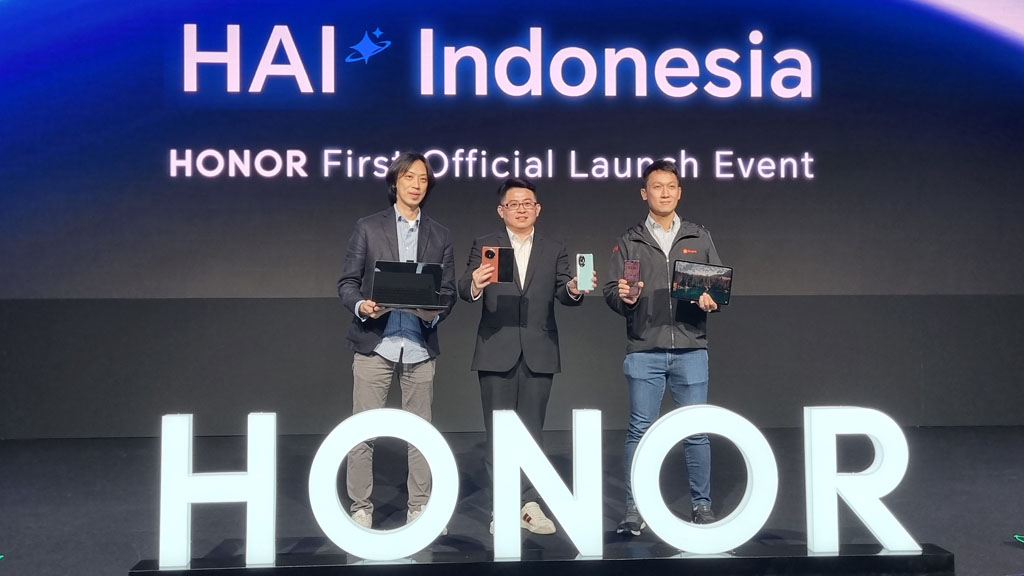 Justin Li (President of HONOR South Pacific; tengah), Eric Lee (Chief Category Management Erajaya Digital; kiri), dan Daniel Minardi (Director of Brand Partnership Shopee Indonesia) berfoto bersama dalam acara HAI Indonesia HONOR First Official Launch yang meluncurkan delapan produk HONOR.