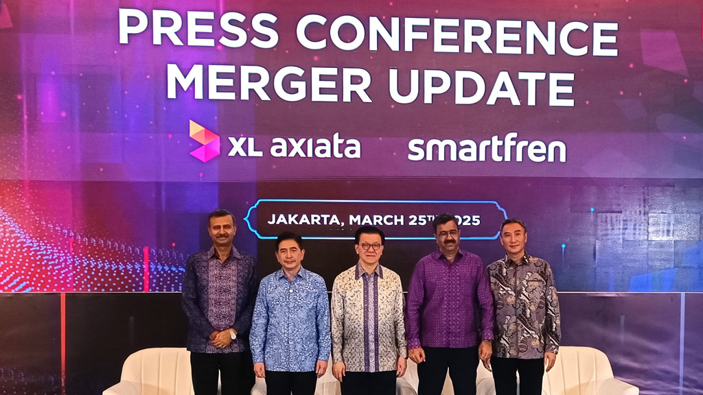 (ki-ka) Vivek Sood (Komisaris XLSMART yang ditunjuk/Group CEO Axiata Group), Arsjad Rasyid P. M. (Presiden Komisaris XLSMART yang ditunjuk), Franky O. Widjaja (Chairman Sinar Mas Telecommunications & Technology), Rajeev Sethi (Presiden Direktur & CEO XLSMART yang ditunjuk), Antony Susilo (Direktur & CFO XLSMART yang ditunjuk) berfoto bersama usai menyampaikan para pemegang saham XL Axiata, Smartfren, dan SmartTel telah menyetujui merger ketiga perusahaan.