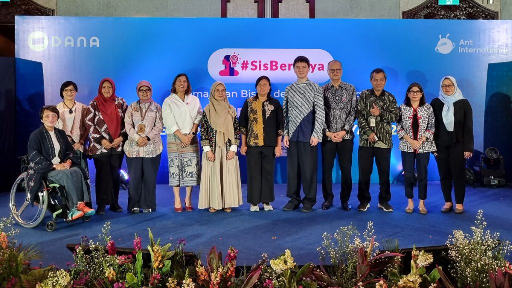 Program SisBerdaya dan DisBerdaya kembali meluncur. Para stakeholder berfoto bersama usai DANA dan Ant International melakukan peluncuran.