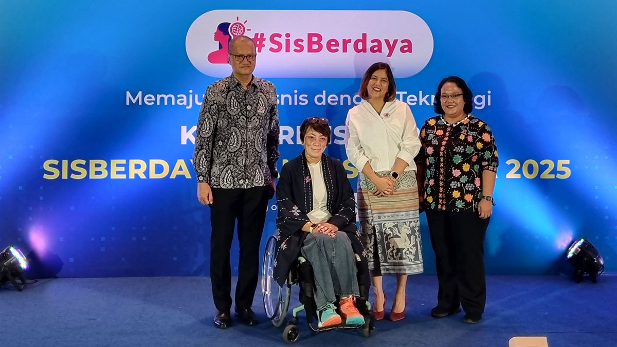 (ki-ka) Wilson Siahaan, Maria Goretti Yulias, Olavina Harahap, dan Tries Yuliany Fransiska berfoto usai prosesi penyematan pin kepada pemenang SisBerdaya dan DisBerdaya 2024.