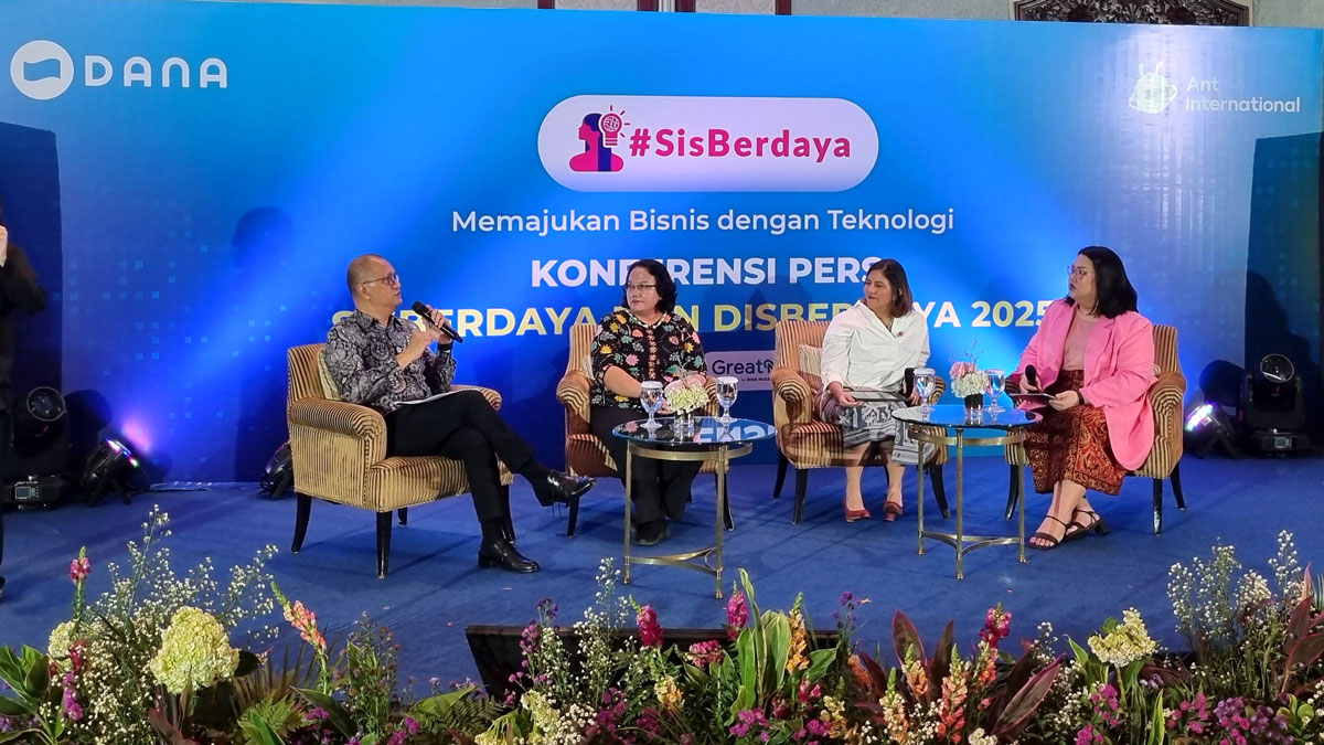 Dipandu moderator, Wilson Siahaan, Tries Yuliany Fransiska, dan Olavina Harahap melangsungkan diskusi panel SisBerdaya dan DisBerdaya 2025.