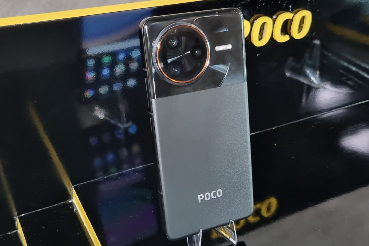 Tampak belakang POCO F7 Ultra.