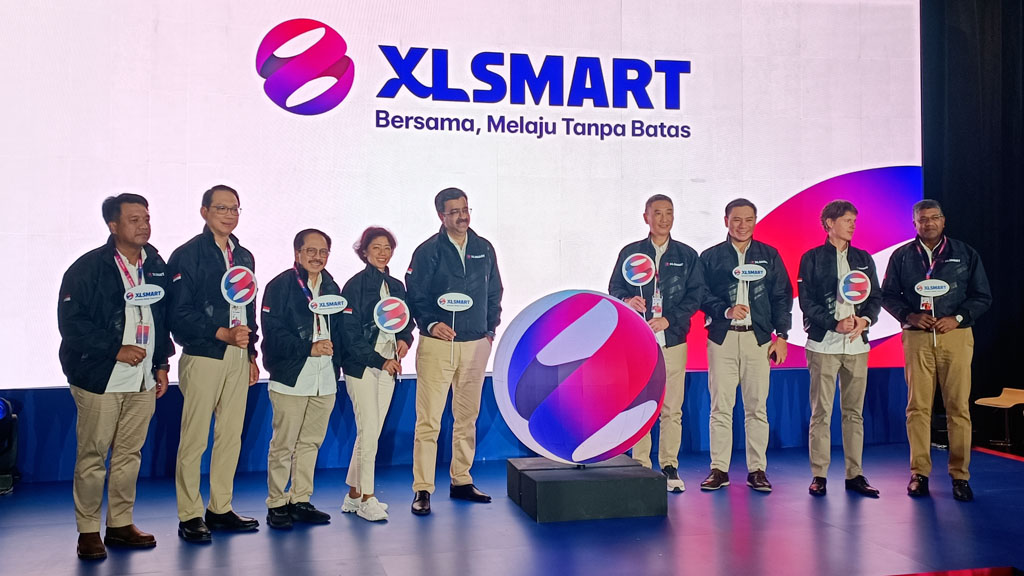 XLSMART mengumumkan resmi berdiri. Rajeev Sethi (Presiden Direktur dan Chief Executive Officer XLSMART; kelima dari kiri) dan para Direksi XLSMART lainnya berfoto bersama pada penghujung acara pengumuman yang dimaksud.
