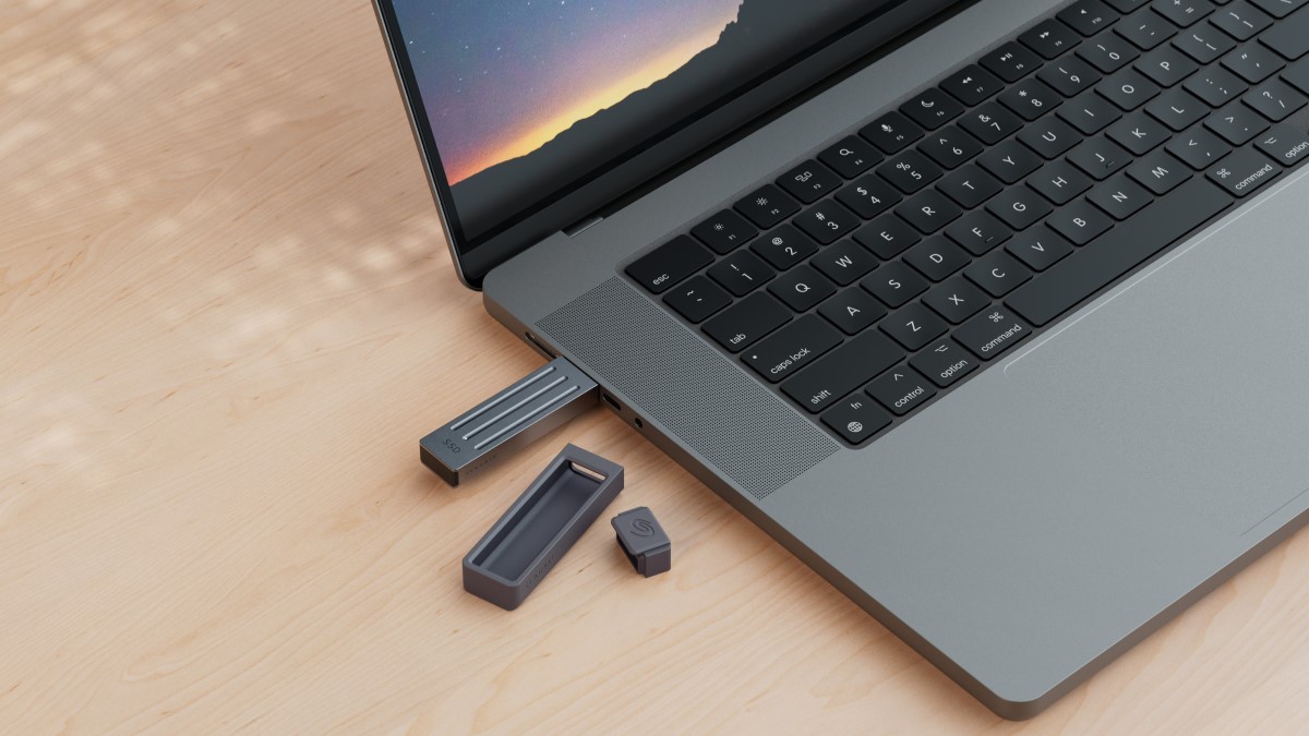 Seagate Ultra-Compact SSD dengan pelindung karet terlepas.