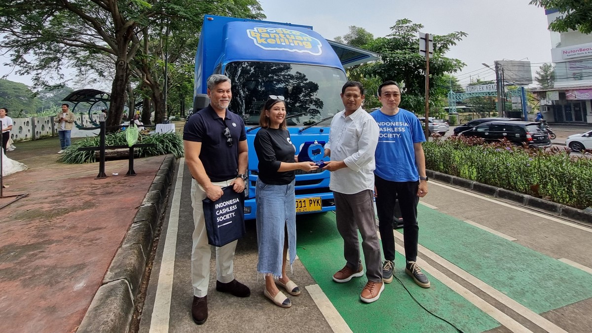 Para stakeholder berfoto bersama pada peresmian Posko Bantuan Keliling DANA.