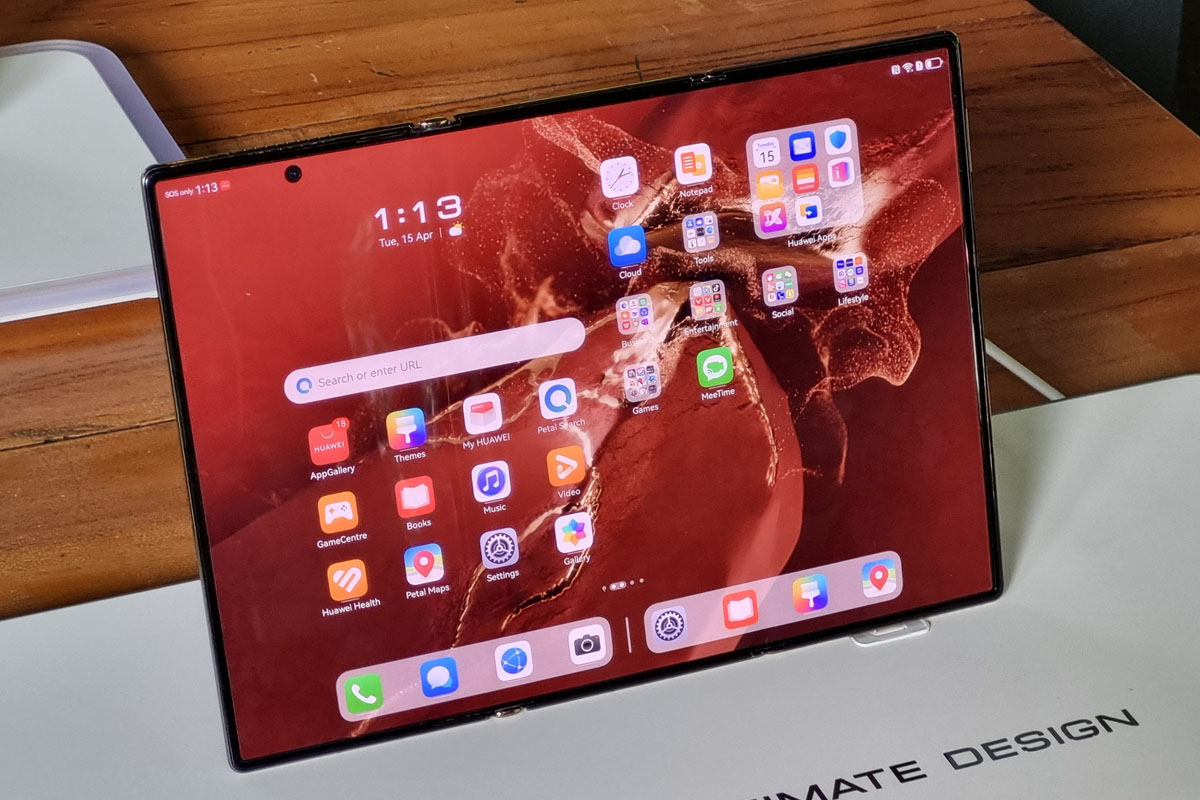 Tampak depan HUAWEI Mate XT saat terbuka.