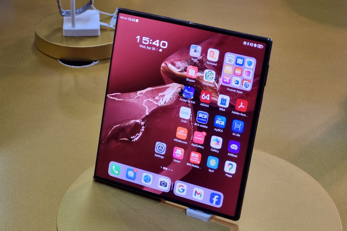 Tampak depan HUAWEI Mate XT saat terbuka sebagian.
